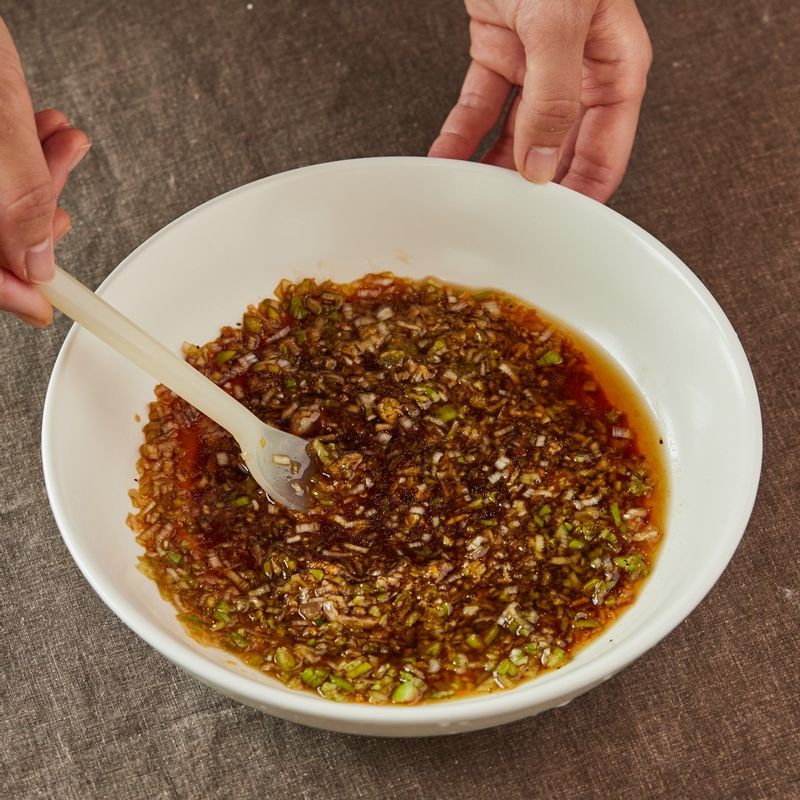 넓은 볼에 대파와 나머지 양념 재료를 넣고 설탕이 녹을 때까지 섞어주세요.