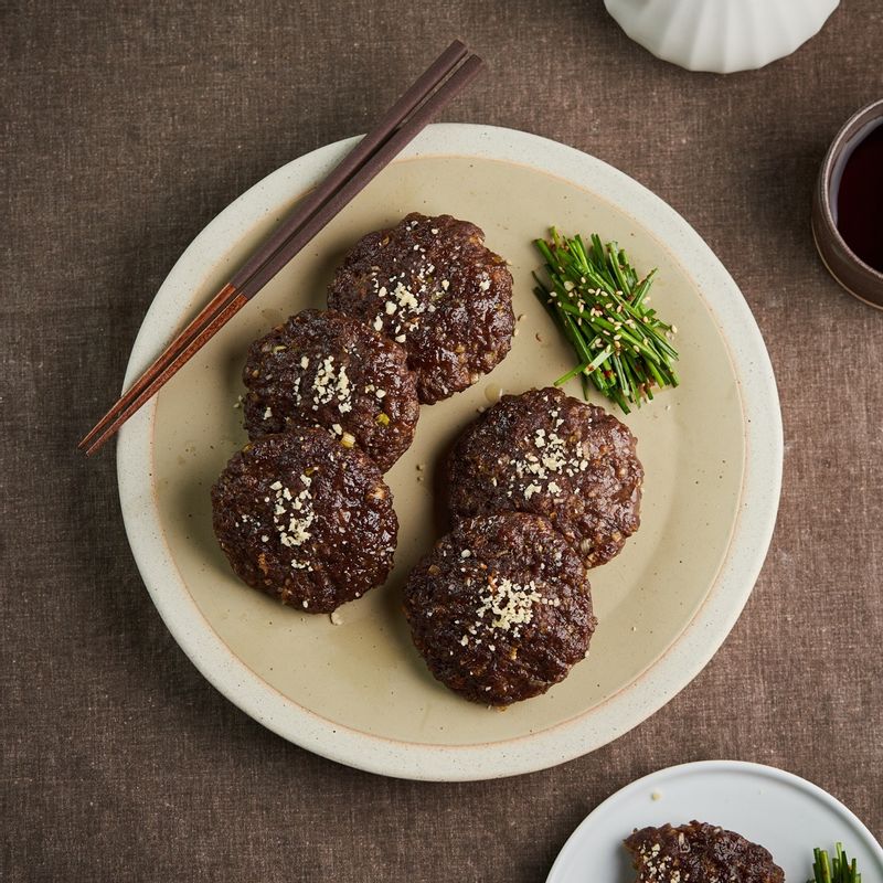 완성된 떡갈비를 접시에 담고 통깨를 뿌려 맛있게 즐겨주세요.