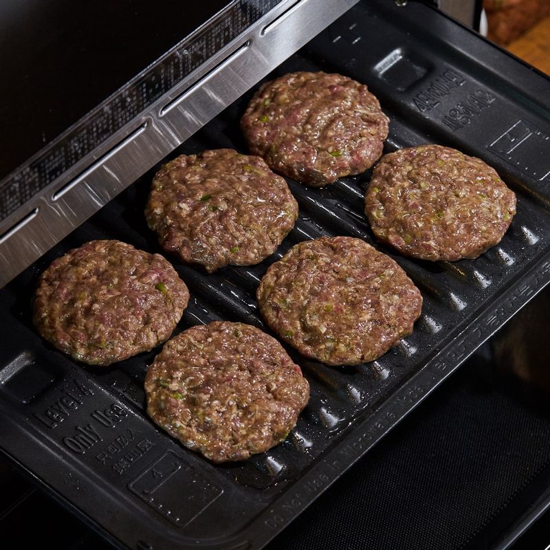 구이 전용 팬을 4단에 넣고 광파오븐 수동 요리 <구이>에서 12분간 익혀주세요.