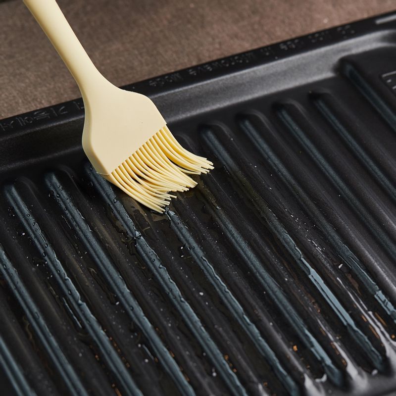 구이 전용 팬에 식용유를 바른 후 떡갈비를 올리고 식용유를 약간 발라주세요.