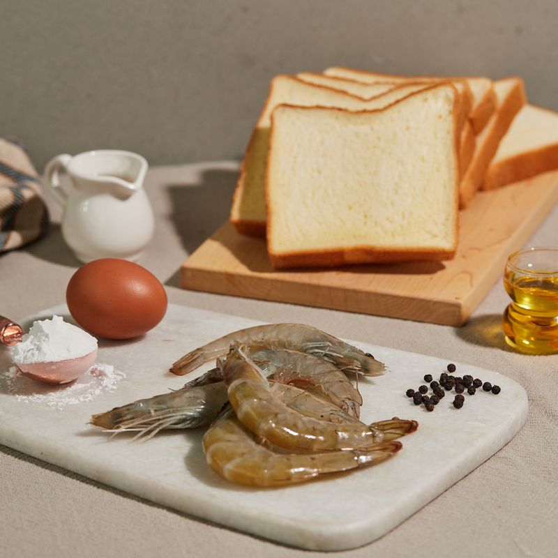 멘보샤을 위한 재료 이미지로 식빵,새우,청주,후춧가루 등으로 구성 되어있습니다.