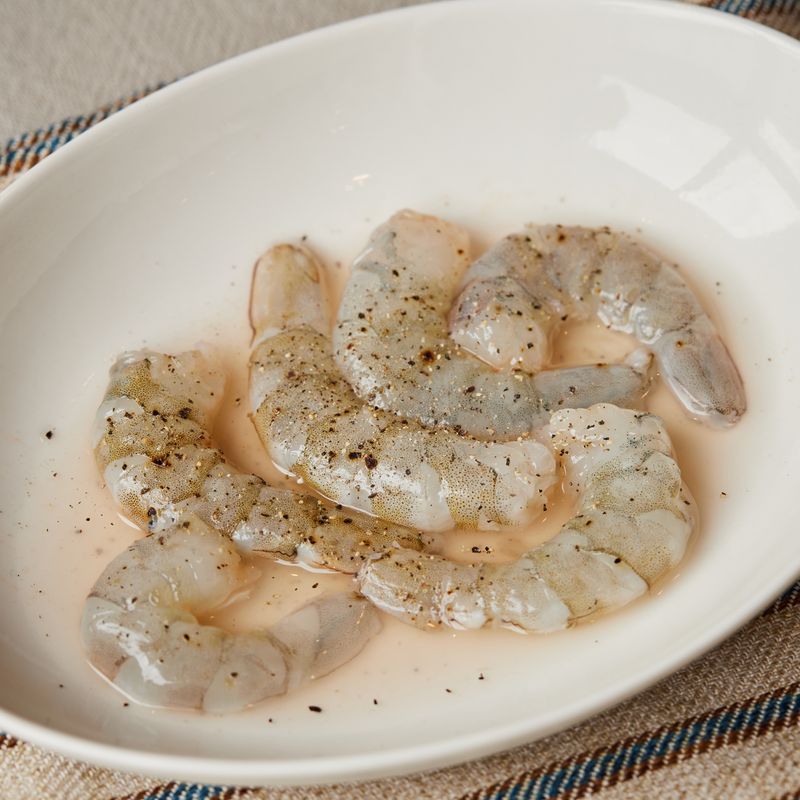 새우는 껍질과 내장을 제거하고 청주와 후춧가루를 뿌려 밑간해 주세요.
