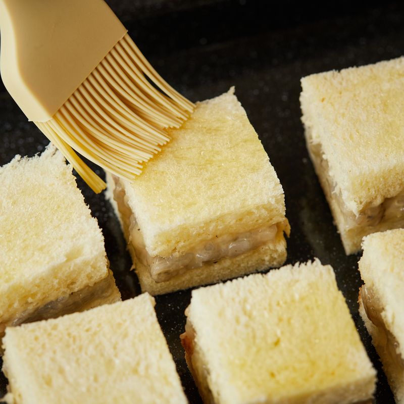 법랑 접시에 식용유를 약간 바른 후 멘보샤를 가지런히 올린 후 윗면에 식용유를 발라주세요.