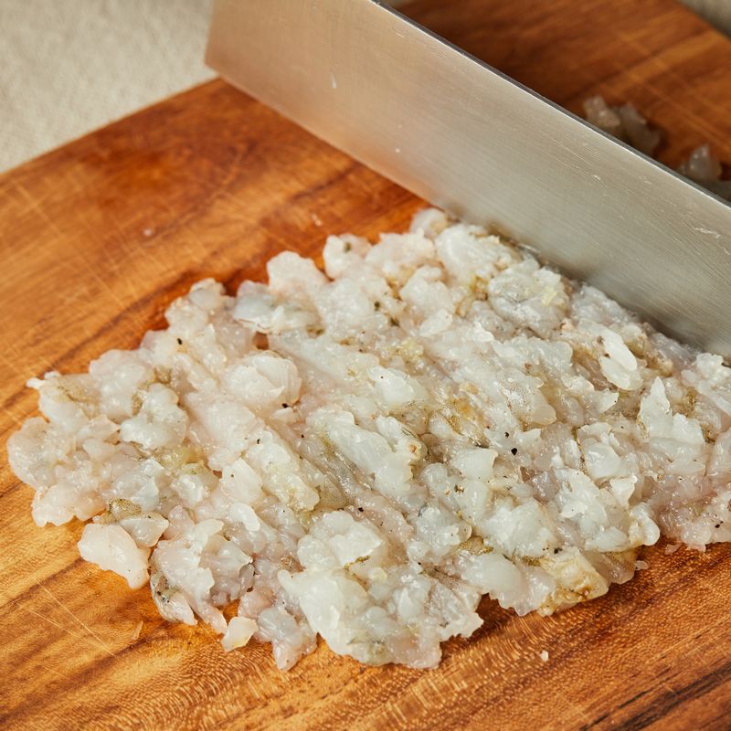 새우의 물기를 제거한 후 잘게 다져주세요.