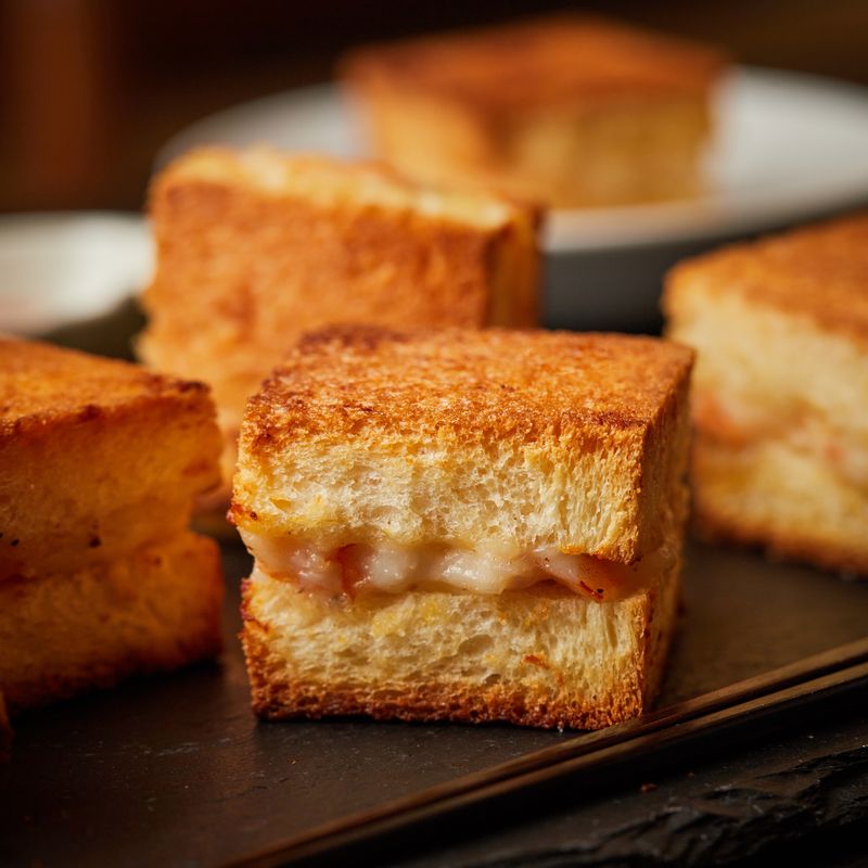 접시에 멘보샤를 담고 칠리소스나 케첩 등을 곁들여 맛있게 즐겨주세요.