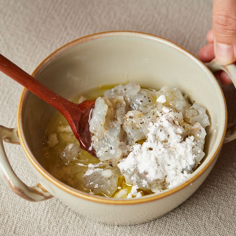 볼에 다진 새우와 속 재료를 섞어 새우 반죽을 만들어주세요.