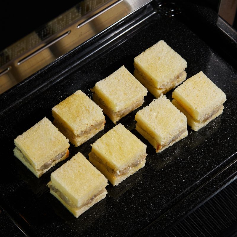 법랑 접시를 2단에 넣고 광파오븐 자동 요리 <에어프라이>에서 <고구마 맛탕> 0.2kg 분량으로 설정 후 시작해 주세요. 도중에 멜로디가 울리면 멘보샤를 한번 뒤집고 계속 조리해 주세요.
(tip. '오븐으로 전송' 버튼을 누르면 시간을 조절 할 필요 없이 간단하게 설정할 수 있어요)