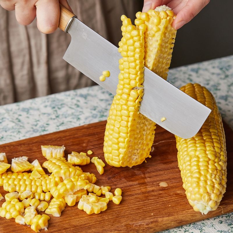 초당 옥수수의 알맹이 부분을 칼로 썰어주세요.