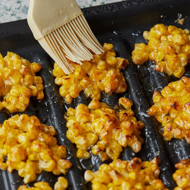 구워낸 초당 옥수수에 시럽을 발라주세요.