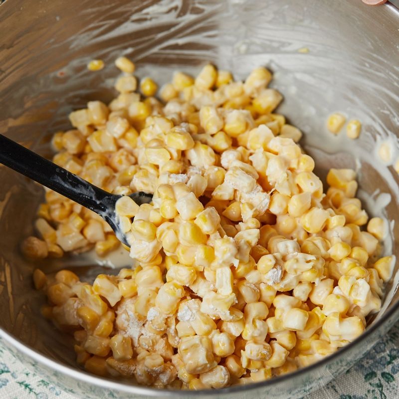 볼에 튀김가루와 옥수수 알맹이, 물을 넣어 섞어주세요.