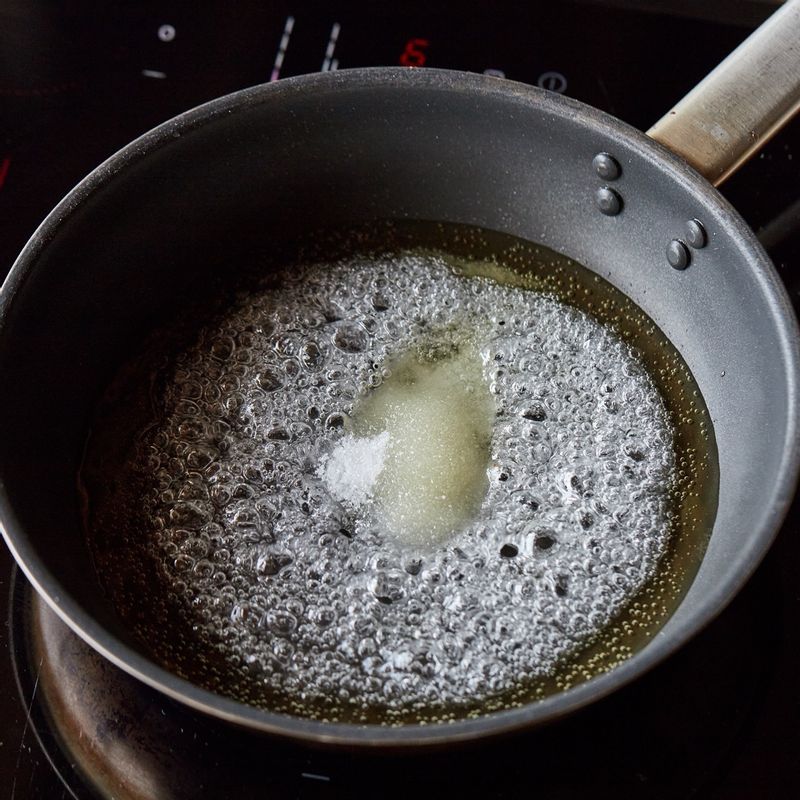 달군 팬에 시럽 재료를 섞어 넣은 후 5분 정도 약불에서 졸여 시럽을 만들어 주세요.
