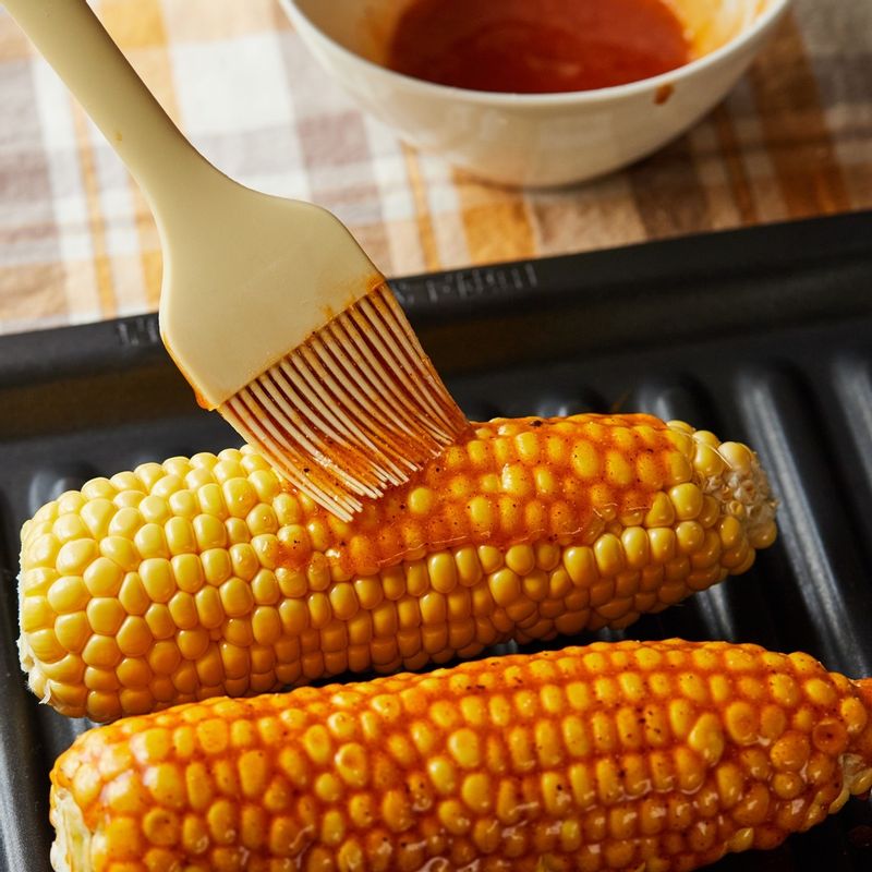 옥수수에 소스를 골고루 발라 구이 전용 팬에 올린 후 4단에 넣고 광파오븐 수동 요리 <구이>에서 17분 정도 구워주세요.