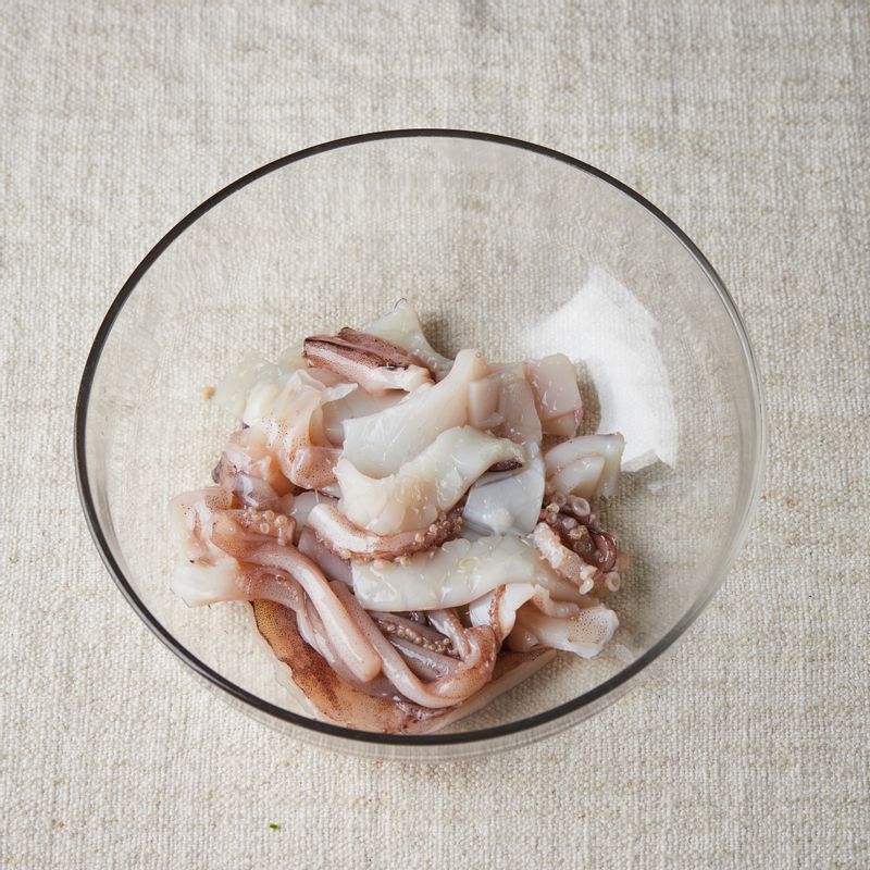 손질한 오징어는 사선으로 칼집을 넣고 한 입 크기로 잘라주세요. 오징어에 양념장을 넣어 버무려 밑간을 해주세요.
(tip. 청주를 넣으면 오징어의 비린내 제거에 좋아요)