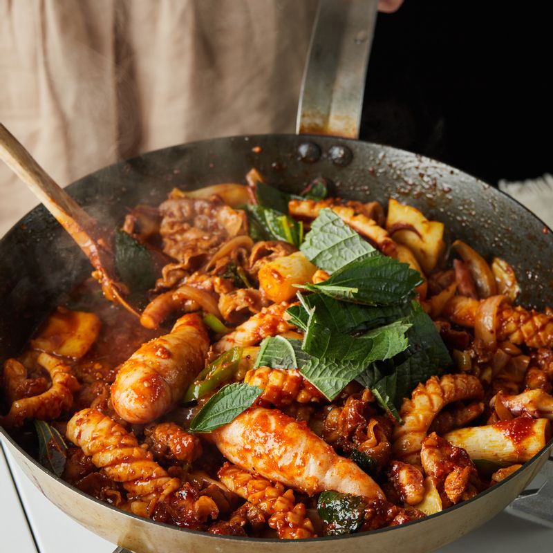 불을 끄고 깻잎과 참기름, 통깨를 뿌려 완성해 주세요.