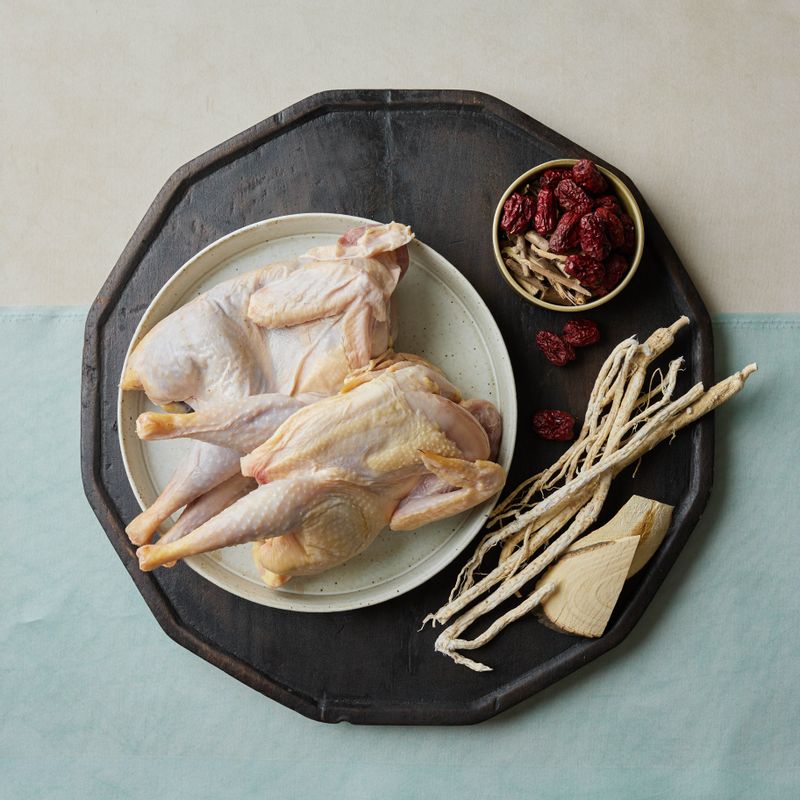 백숙을 위한 재료 이미지로 백숙용 닭,대파,마늘,양파,생강 등으로 구성 되어있습니다.