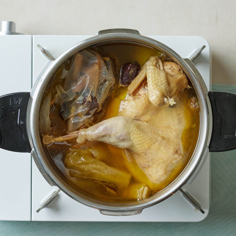 소금과 닭이 충분히 잠길 정도의 물을 넣고 뚜껑을 닫아주세요.