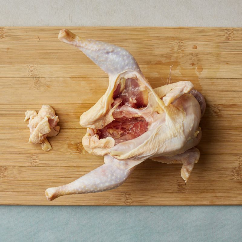 닭의 꽁지 부분과 지방을 제거 후 깨끗하게 씻어주세요. 대파와 양파는 큼직하게 잘라주세요.