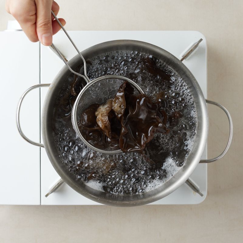 생 목이버섯은 먹기 좋은 크기로 자른 후 끓는 물에 30초 정도 데쳐주세요. 찬물에 여러번 헹궈 물기를 빼주세요.