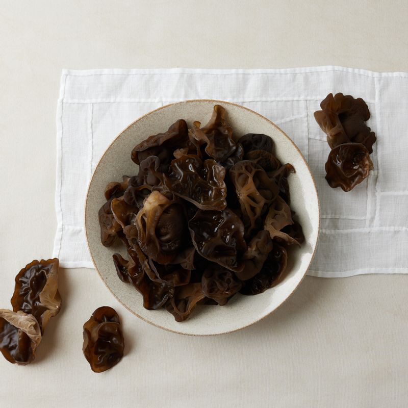 목이버섯무침을 위한 재료 이미지로 목이버섯,빨강/노랑 파프리카,양파,쪽파(생략 가능) 등으로 구성 되어있습니다.