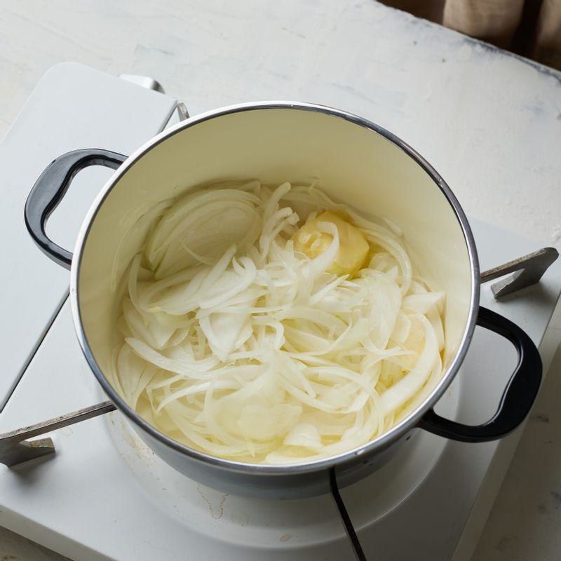 냄비에 버터를 두른 후 양파를 볶다가 양파가 갈색이 되면 감자를 넣어 볶아주세요.