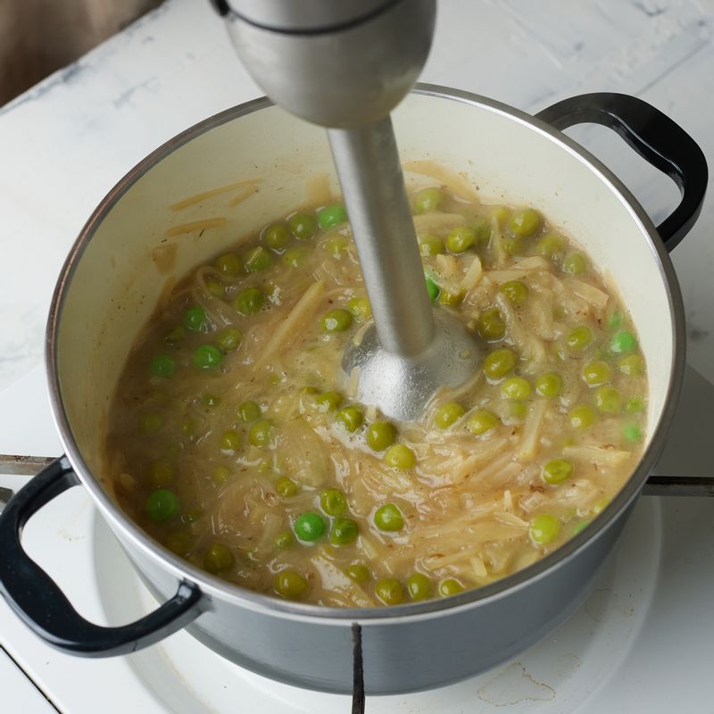 핸드블렌더로 곱게 갈아주세요. 
(tip. 핸드블렌더가 없을 경우 일반 믹서기에 넣어 갈아주세요)