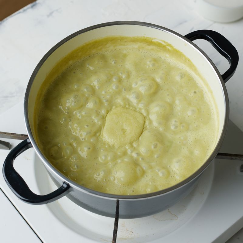 우유를 넣어 한소끔 끓여주세요. 소금과 후춧가루를 넣어 간을 맞춰주세요.