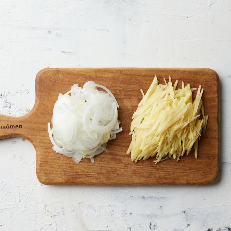 감자와 양파는 껍질을 벗긴 후 얇게 채를 썰어주세요.