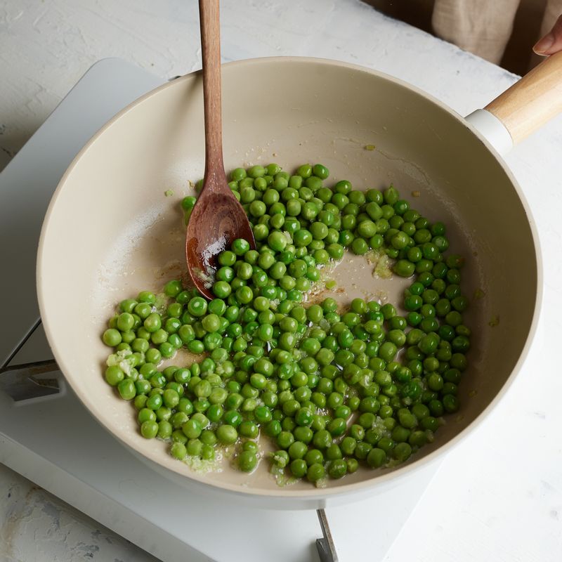 완두콩을 넣어 볶아주세요.