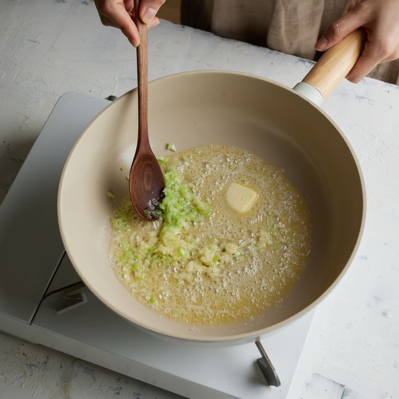 달군 팬에  버터를 넣어 녹인 후 다진 마늘, 다진 파를 넣고 볶아주세요.