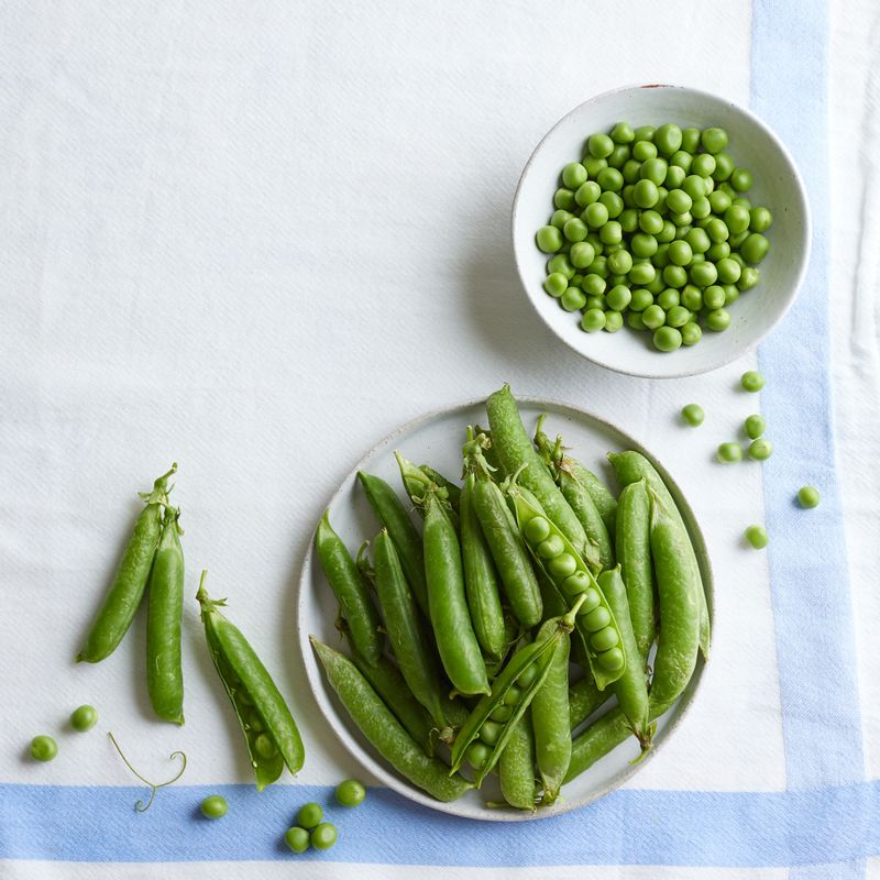 완두콩밥을 위한 재료 이미지로 불린 쌀,물,완두콩 등으로 구성 되어있습니다.
