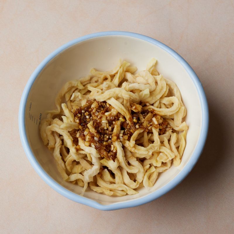 물에 헹궈낸 후 물기를 짠 콜라비 말랭이에 양념 재료를 넣어 조물조물 무쳐주세요.