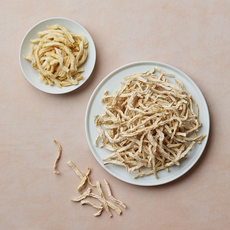 청콜라비 말랭이 볶음을 위한 재료 이미지로 청콜라비 말랭이,통깨,채 썬 청양고추 등으로 구성 되어있습니다.