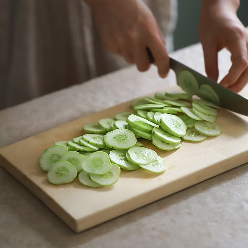 오이는 0.3센치 두께로 얇게 썰고, 적양파는 채썰어주세요. 실파와 청양고추는 송송 썰어주세요.