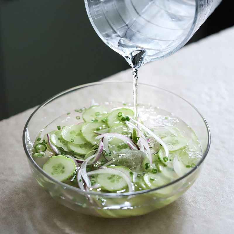냉국물에 밑간해 둔 오이, 적양파, 실파, 청양고추, 얼음을 넣어주세요.