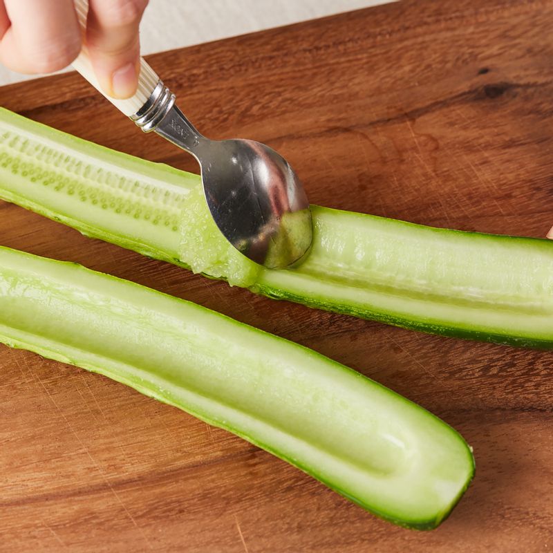 오이는 깨끗이 씻은 후 길게 반으로 자른 후 속을 파주세요.