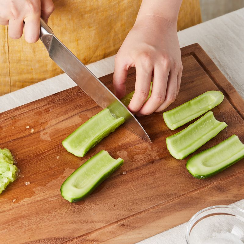 양 끝의 꼭지 부분을 잘라낸 후 3등분으로 잘라주세요.