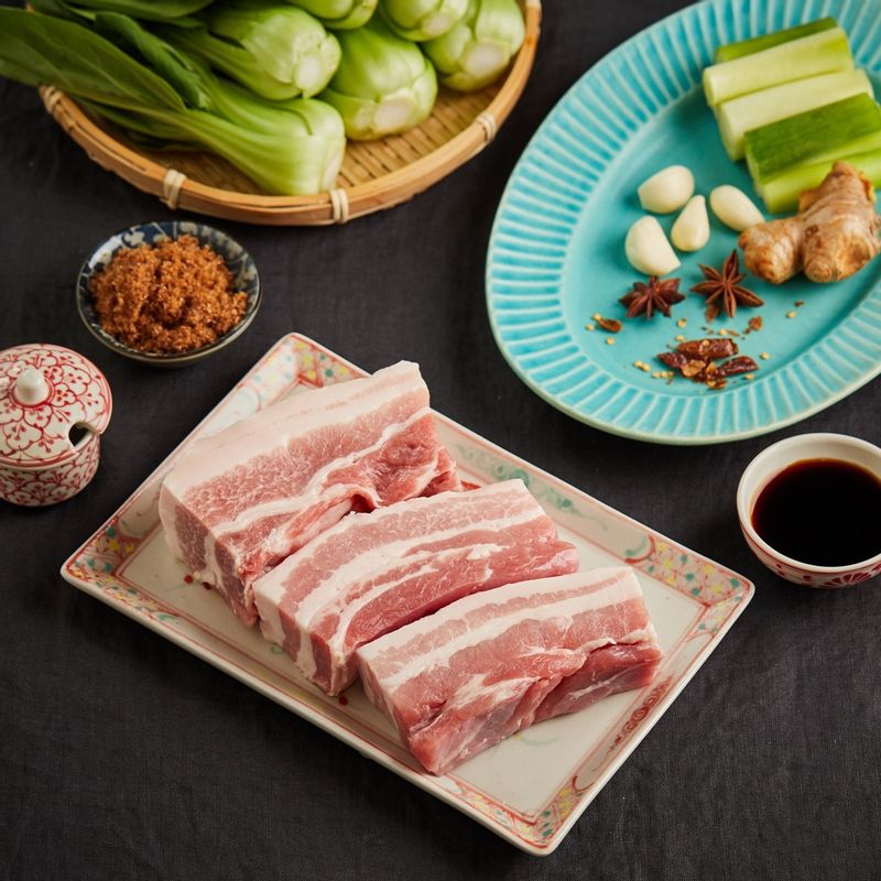 동파육을 위한 재료 이미지로 통삼겹살,청경채,마늘,생강,대파 등으로 구성 되어있습니다.