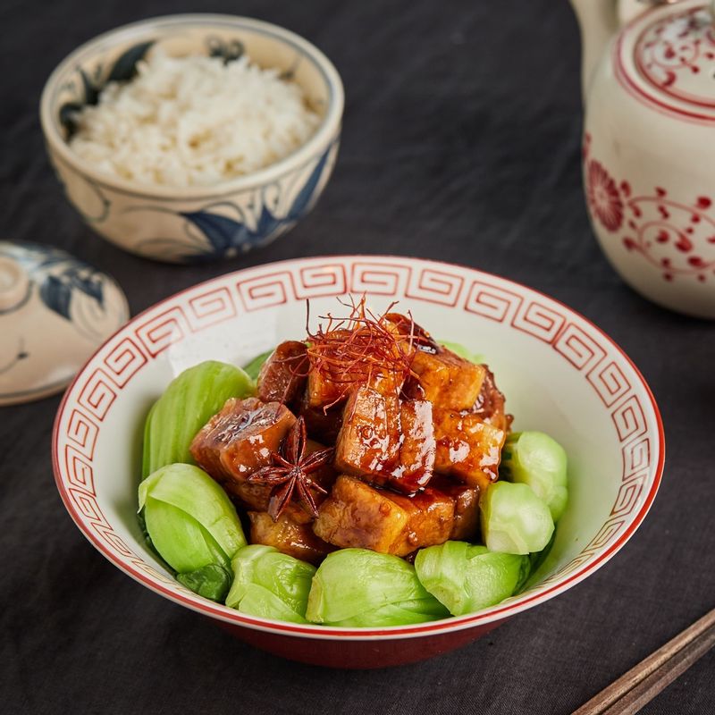 그릇에 청경채와 동파육을 담아 맛있게 즐겨주세요.