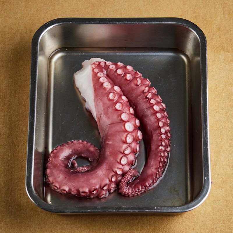 자숙 문어를 내열 용기에 담고 포일을 씌워주세요. 법랑 접시 위에 내열 용기를 올려 1단에 넣고 광파오븐 자동 요리 <슬로우쿡>에서 <흰죽> 1회분을 선택하여 조리해 주세요. 조리가 시작되면 조절 기능으로 2시간 줄여주세요.
(tip. “오븐으로 전송”버튼을 누르면 시간을 조절 할 필요 없이 간단하게 설정할 수 있어요)