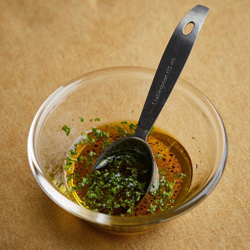 볼에 드레싱 재료를 넣어 섞어주세요. 양파는 잘게 썰어주세요.