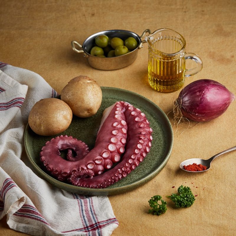 뽈뽀샐러드을 위한 재료 이미지로 자숙문어,감자,그린 올리브,양파,파프리카 파우더(생략 가능) 등으로 구성 되어있습니다.