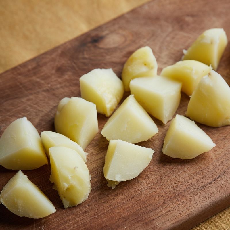 감자는 껍질을 벗긴 후 먹기 좋게 깍뚝 썰어주세요.