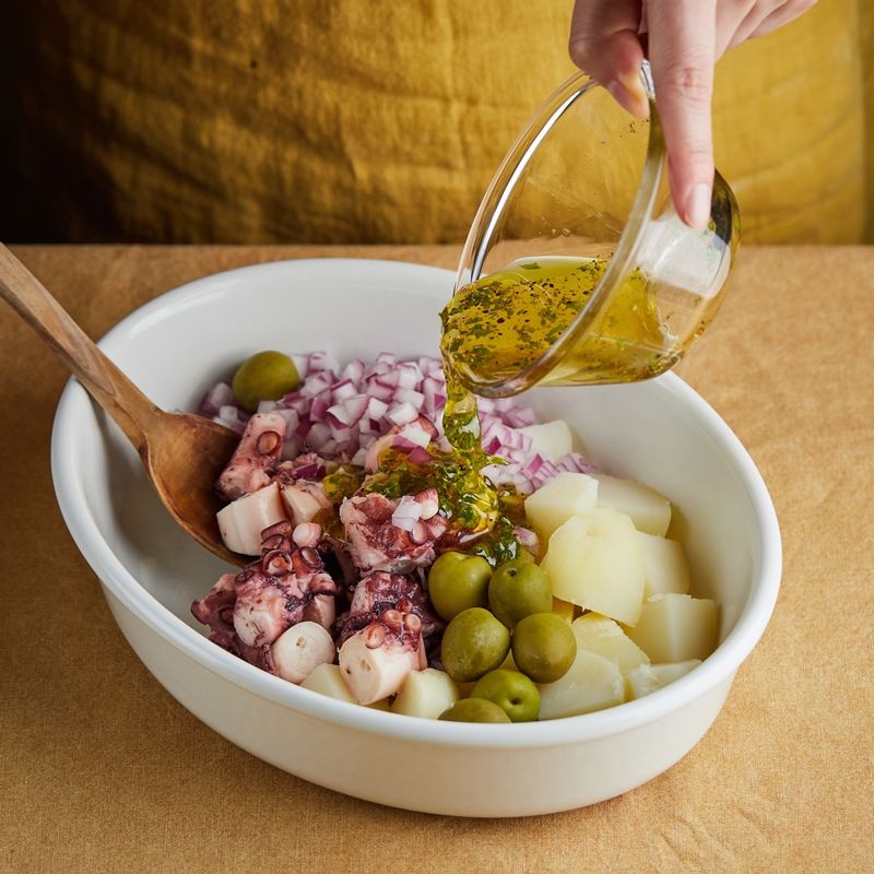 조리가 끝난 문어는 먹기 좋게 썰어 볼에 담고 감자, 올리브, 양파를 넣고 드레싱을 부어 가볍게 섞어주세요.