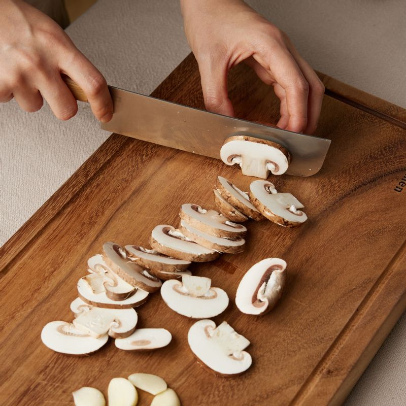 브라운 양송이 버섯과 마늘은 슬라이스로 잘라주세요.