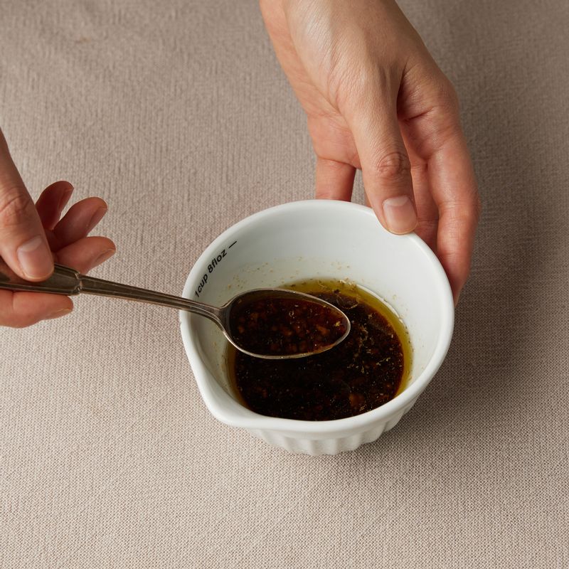 볼에 드레싱 재료를 넣어 섞어주세요.