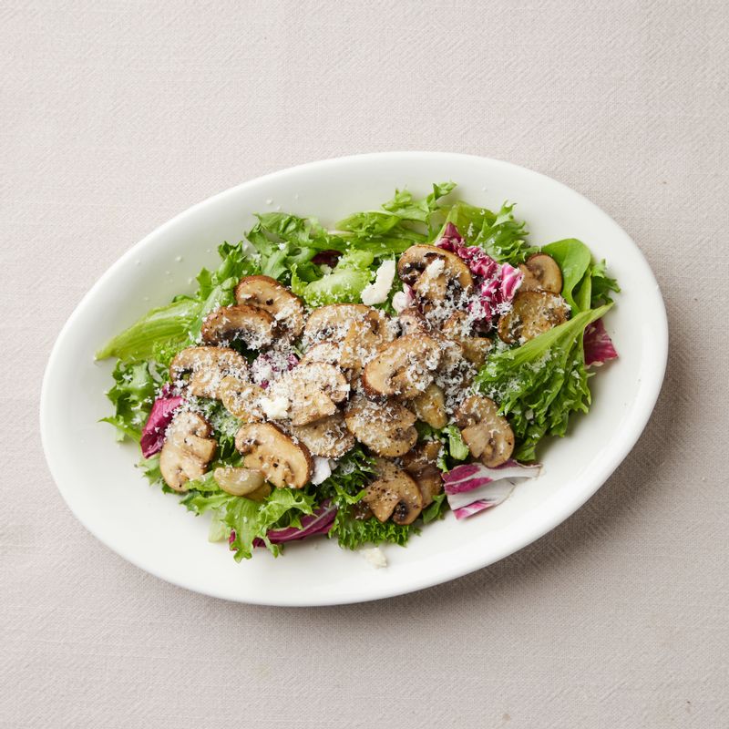 치즈를 뿌린 후 드레싱을 곁들여 맛있게 즐겨주세요.