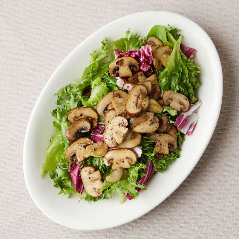 그릇에 샐러드채소를 담은 후 구운 버섯을 올려주세요.