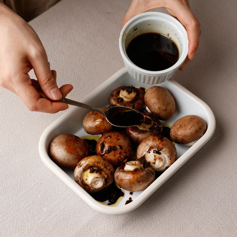 오븐 용기에 버섯과 소스를 뿌려주세요. 180도로 예열한 오븐에 넣어 15분 정도 구워주세요.