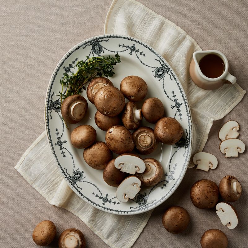 브라운 양송이버섯 볶음을 위한 재료 이미지로 브라운 양송이버섯,그린 올리브,올리브오일,다진 마늘,소금 등으로 구성 되어있습니다.