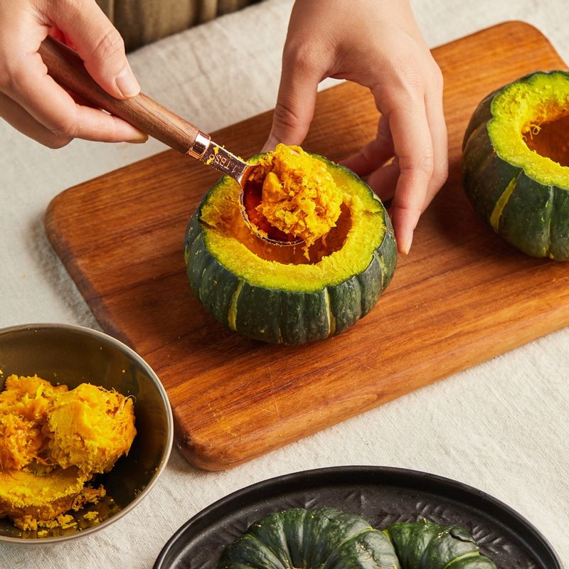 단호박의 윗부분을 잘라낸 후 속을 파주세요.